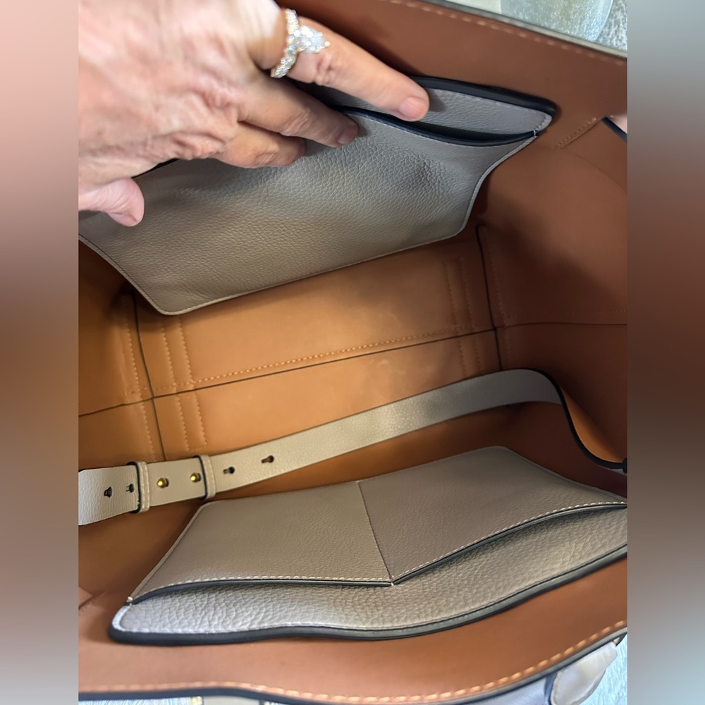 EUC Burberry LARGE grey and white leather buckle belt Tote/satchel
Made in Italy - Picture 7 of 12